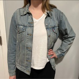 Levi’s Trucker Jean Jacket in a Light Wash, Size Medium Women’s